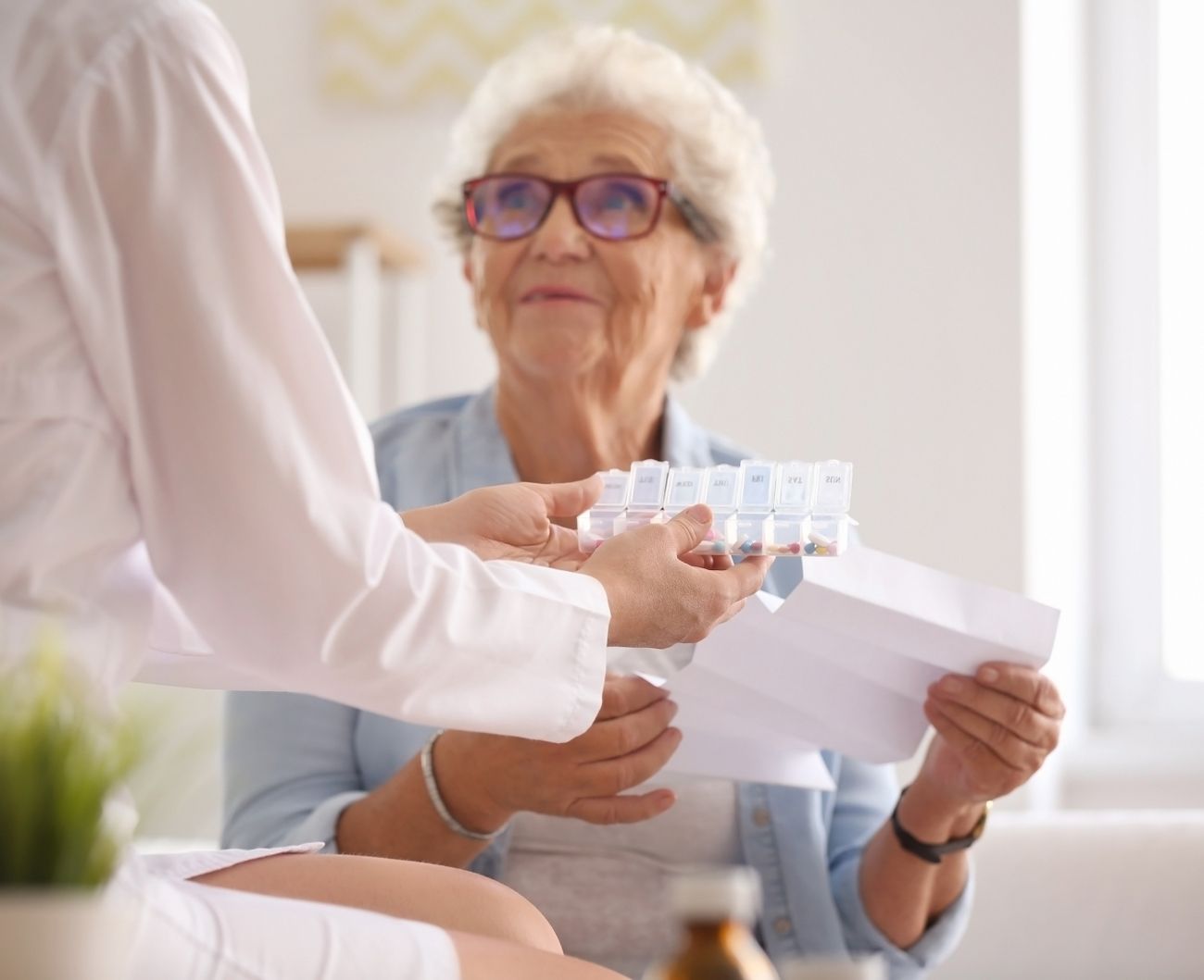 Eine Frau hält ein Rezeptblock und eine Box mit Tabletten in der Hand, bereit zur Abgabe von Medikamenten.